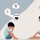 Ilustrasi anak kecil duduk sendirian di pojok kamar, dengan ekspresi sedih, sementara ibunya duduk di sebelahnya dengan tangan menepuk pelan punggung anak
