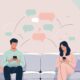 Ilustrasi pasangan duduk di sofa yang berbeda, satu melihat ponsel dan satu lagi menatap jendela, dengan ekspresi yang terpisah.